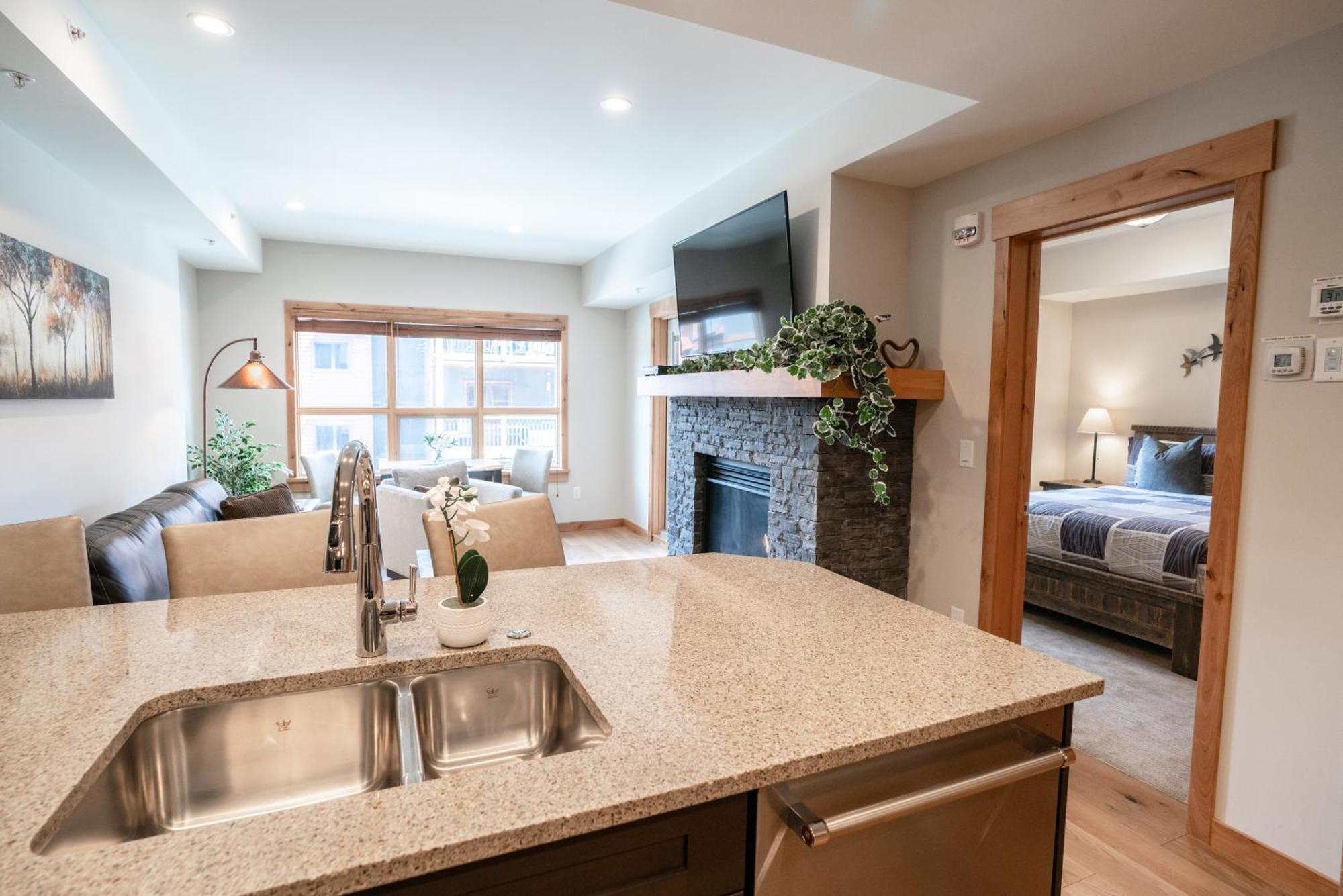 Spring Creek Luxury King One Bedroom At White Spruce Lodge Canmore Esterno foto