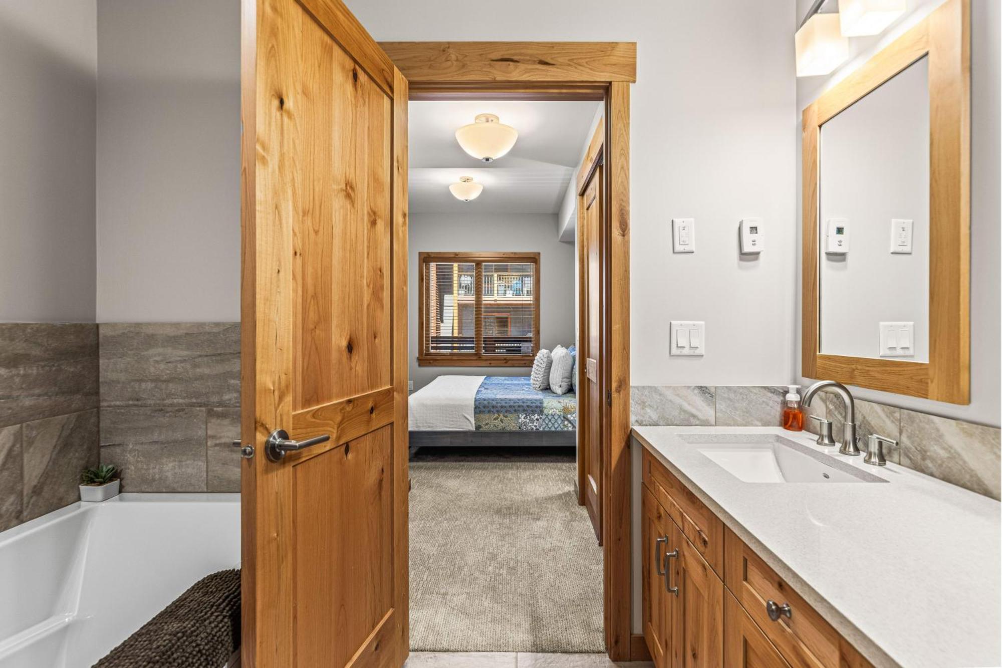Spring Creek Luxury King One Bedroom At White Spruce Lodge Canmore Esterno foto