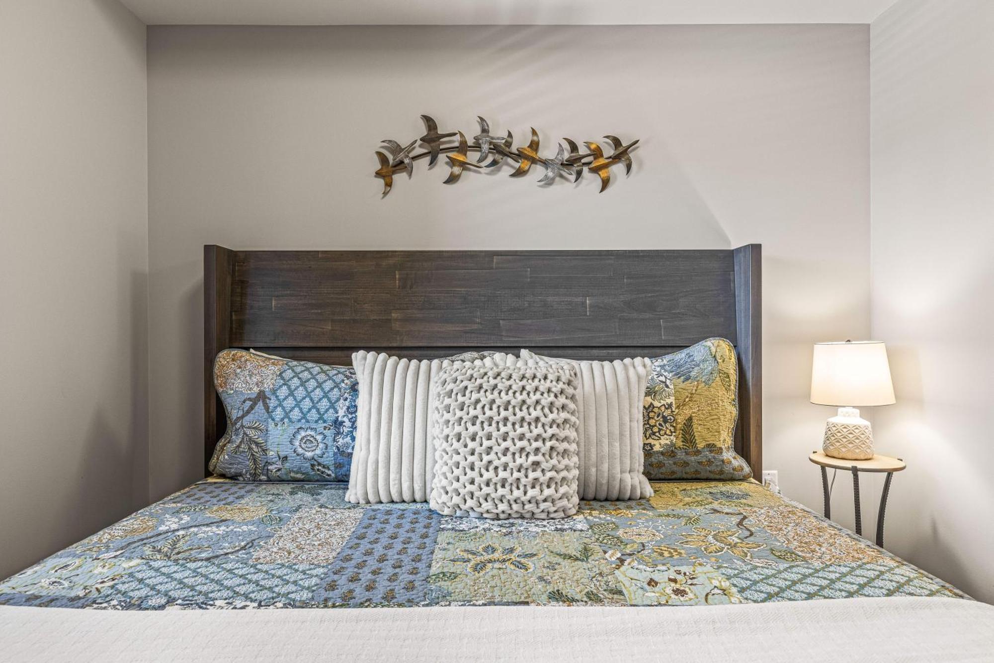 Spring Creek Luxury King One Bedroom At White Spruce Lodge Canmore Esterno foto