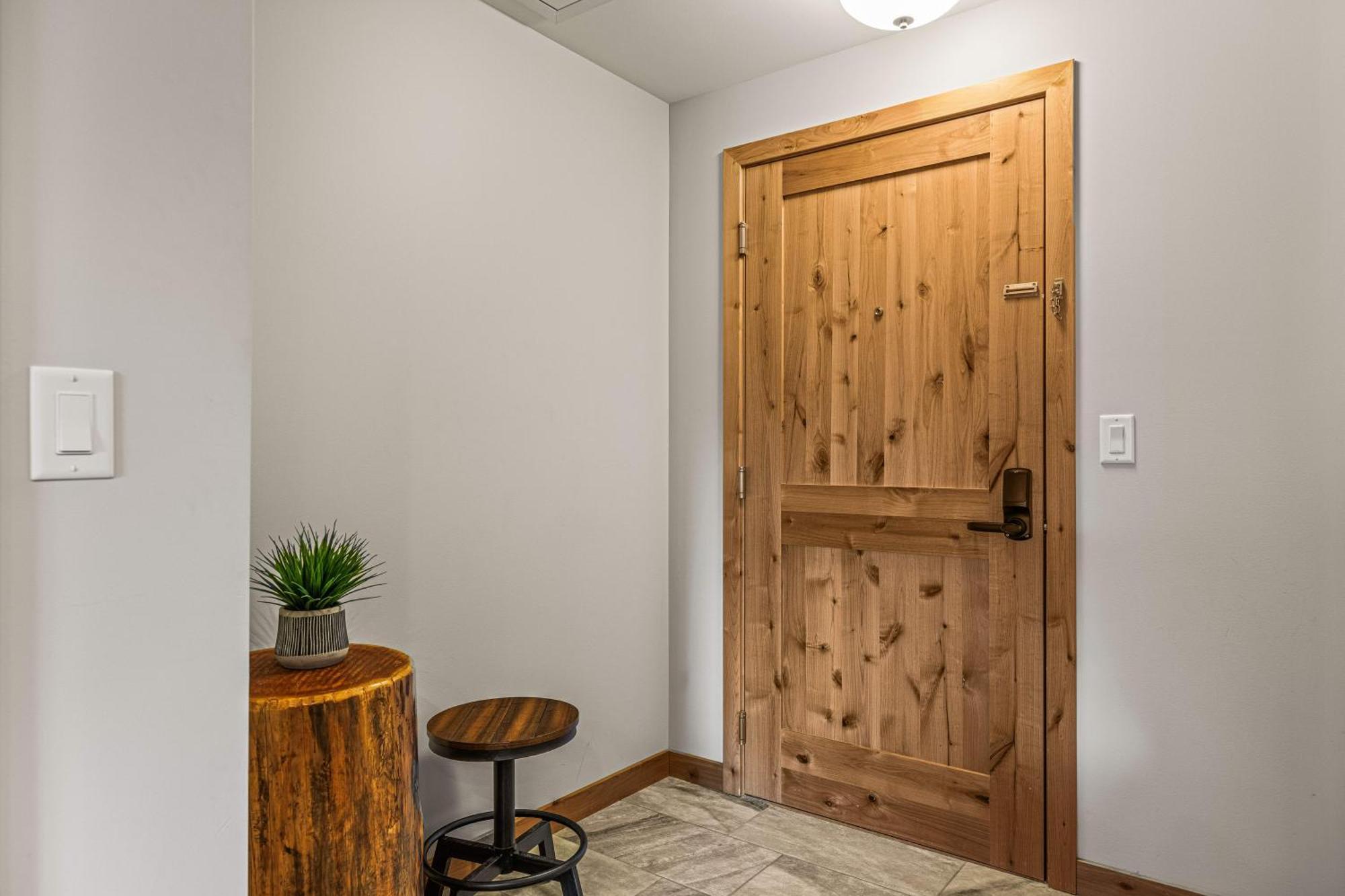 Spring Creek Luxury King One Bedroom At White Spruce Lodge Canmore Esterno foto