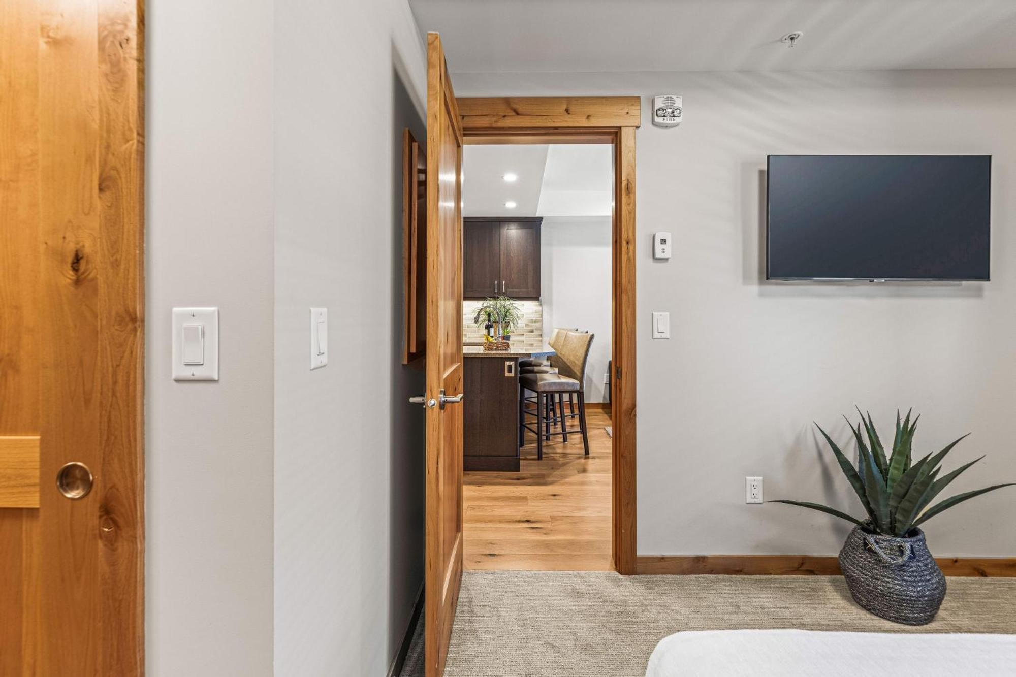 Spring Creek Luxury King One Bedroom At White Spruce Lodge Canmore Esterno foto