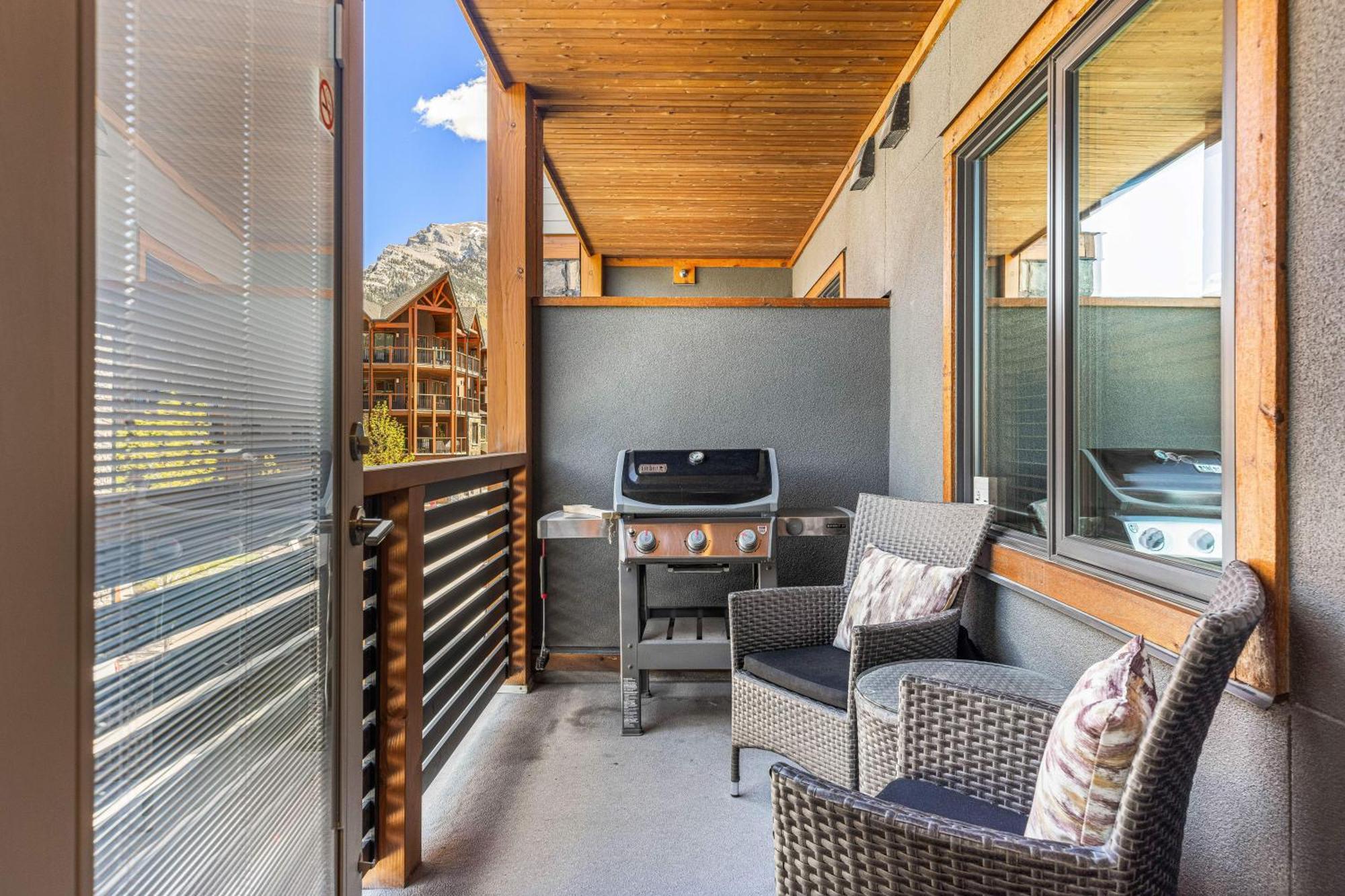 Spring Creek Luxury King One Bedroom At White Spruce Lodge Canmore Esterno foto