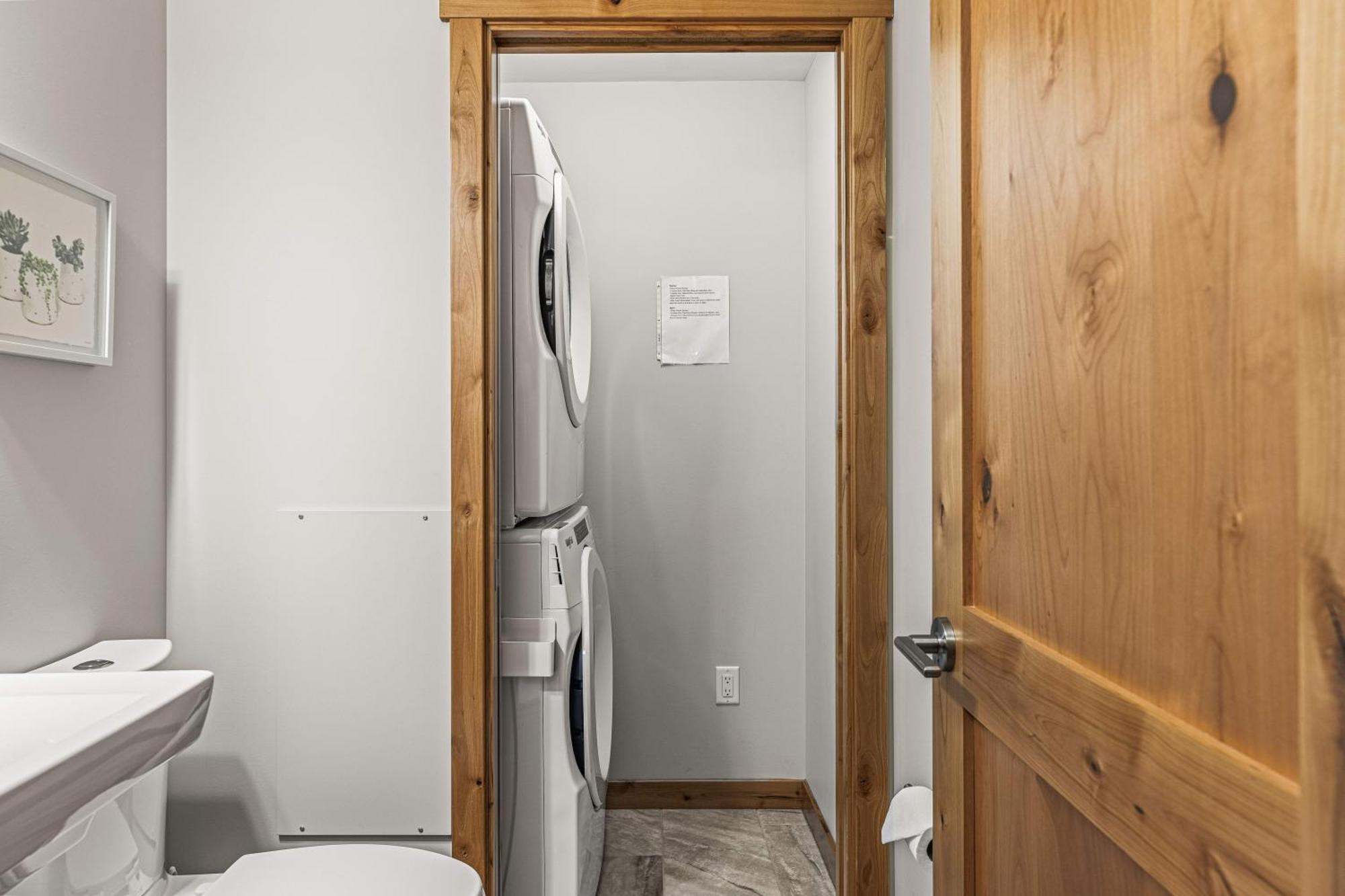 Spring Creek Luxury King One Bedroom At White Spruce Lodge Canmore Esterno foto