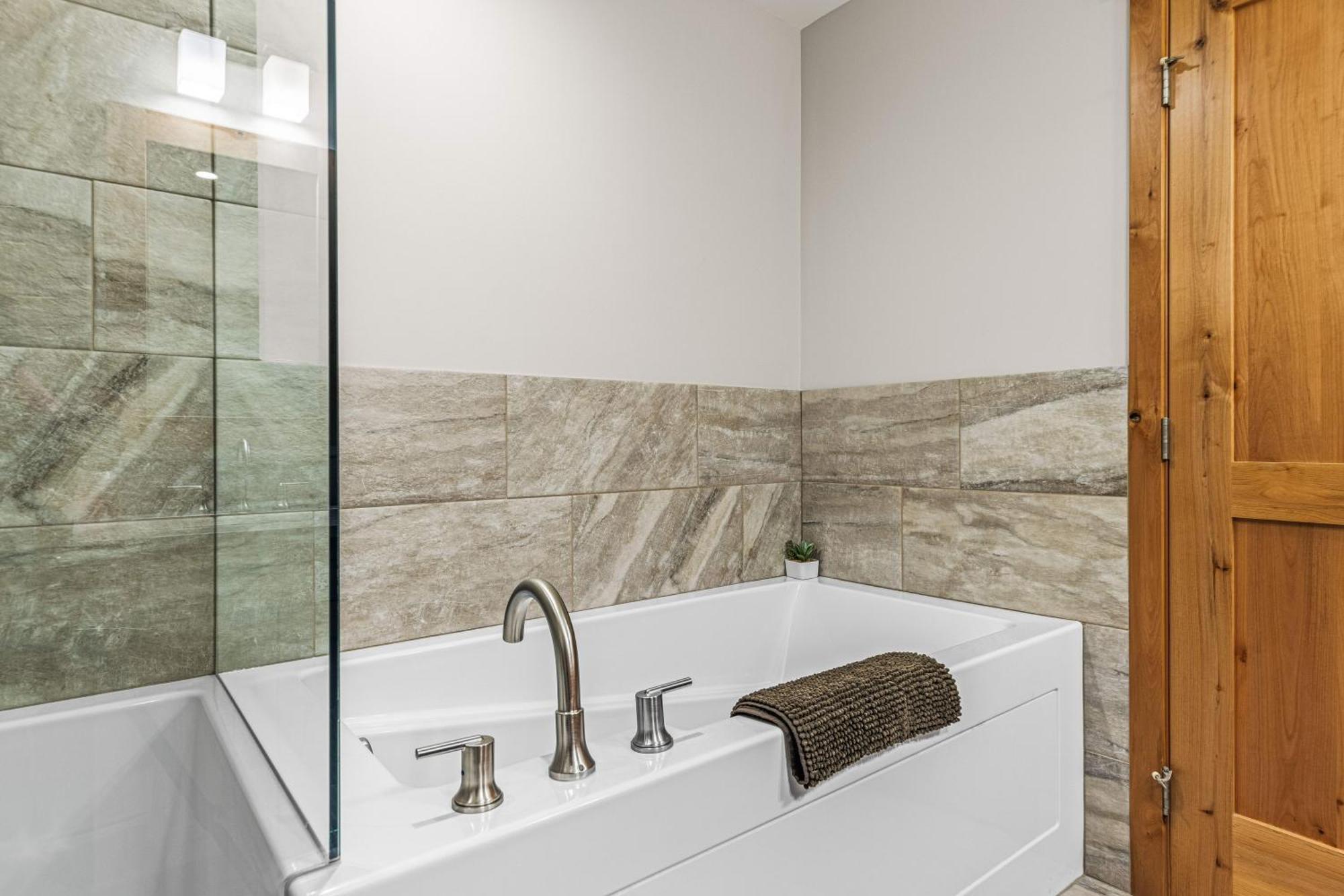 Spring Creek Luxury King One Bedroom At White Spruce Lodge Canmore Esterno foto