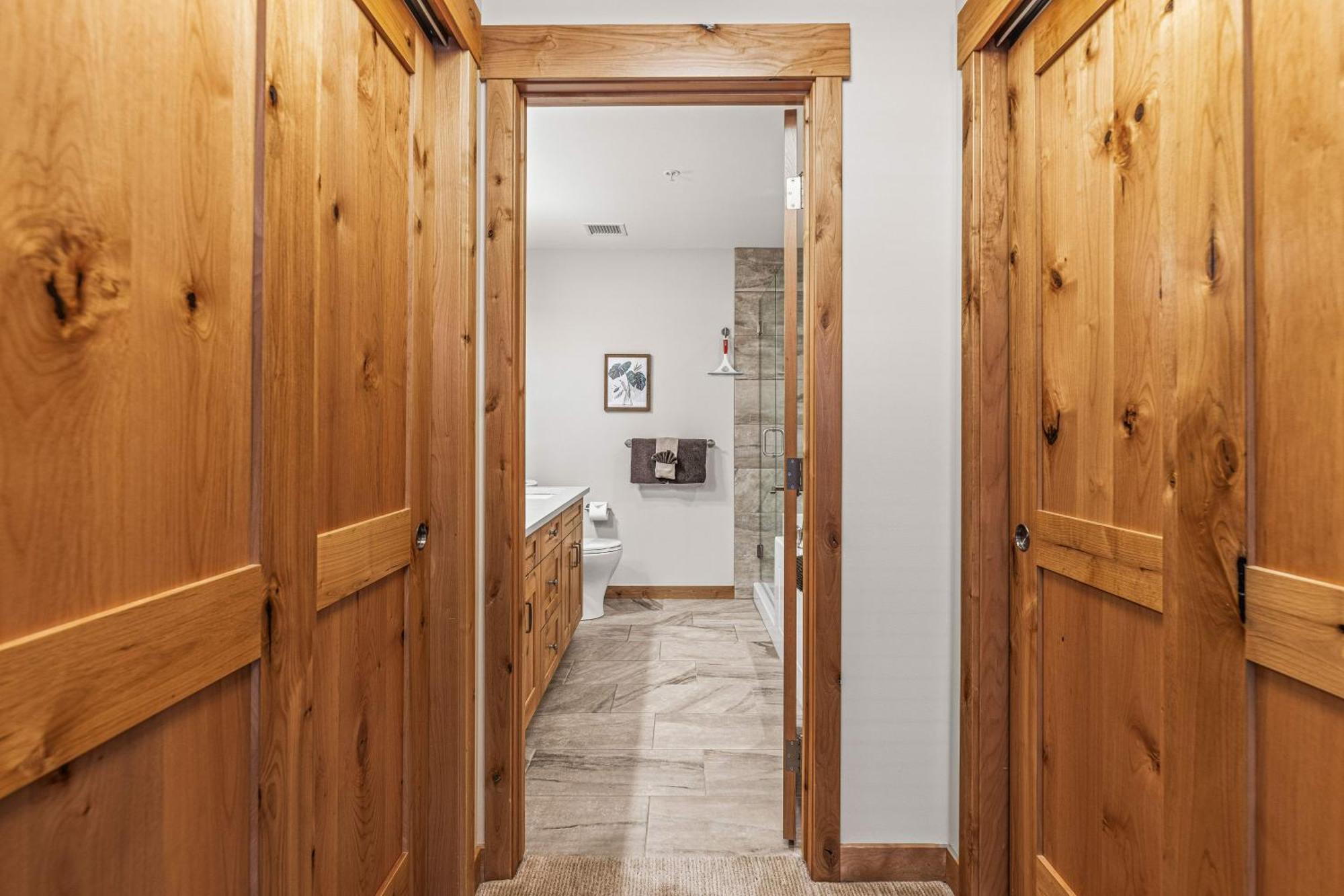 Spring Creek Luxury King One Bedroom At White Spruce Lodge Canmore Esterno foto