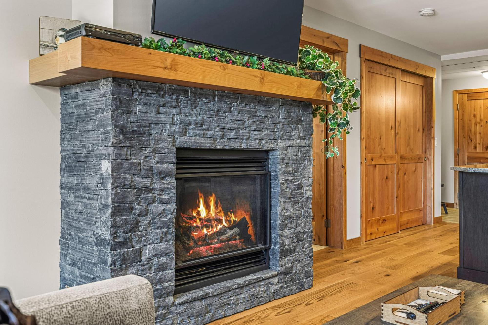 Spring Creek Luxury King One Bedroom At White Spruce Lodge Canmore Esterno foto