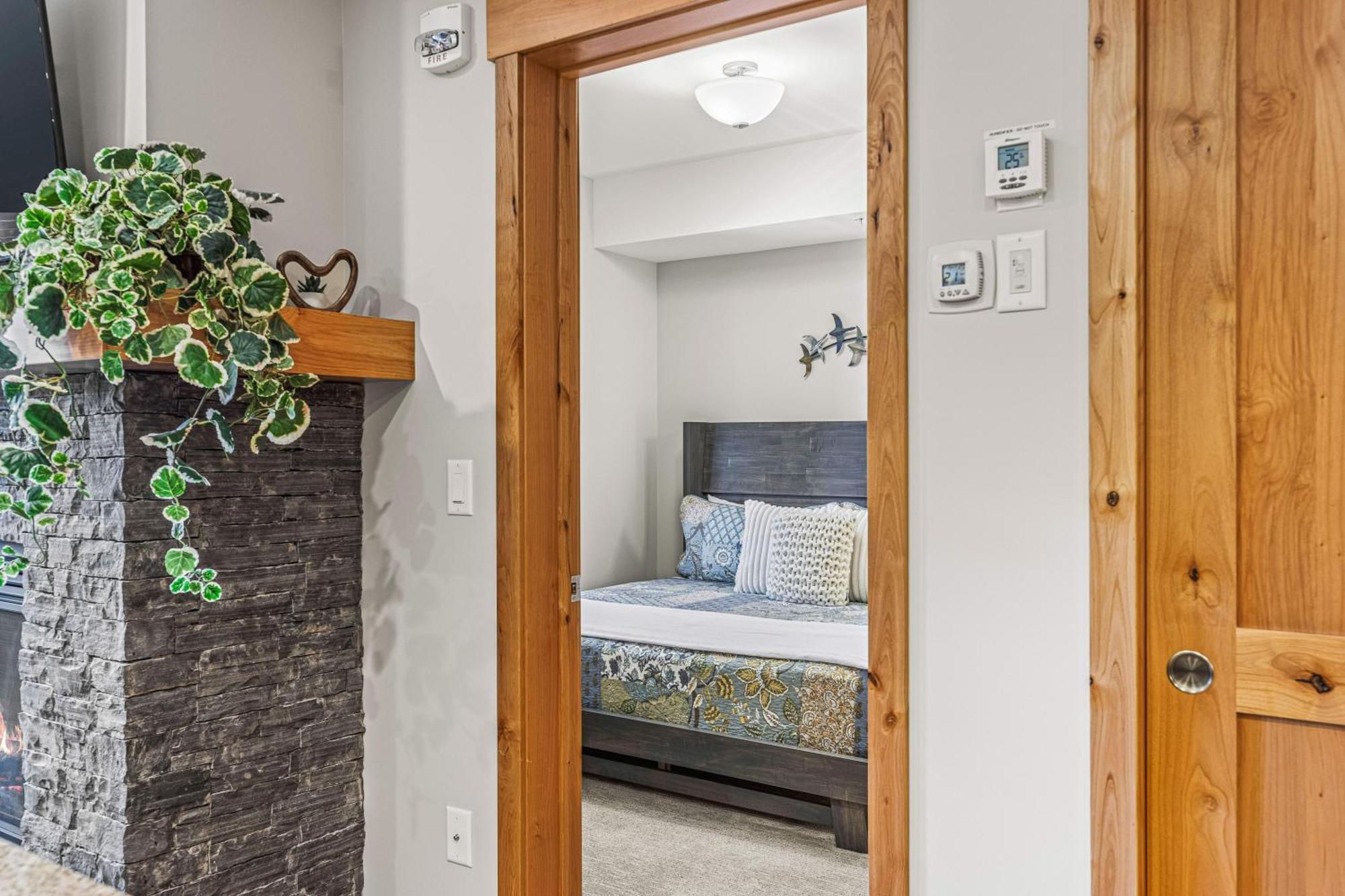 Spring Creek Luxury King One Bedroom At White Spruce Lodge Canmore Esterno foto