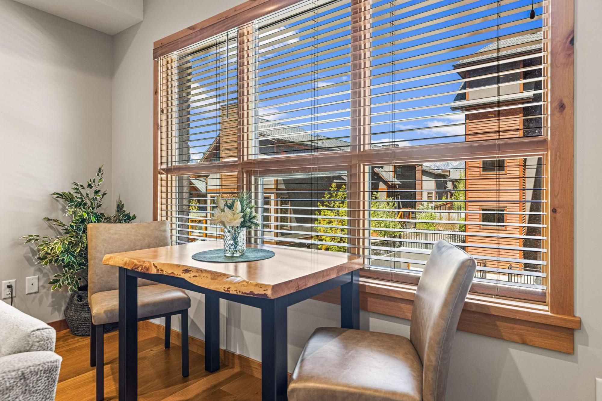 Spring Creek Luxury King One Bedroom At White Spruce Lodge Canmore Esterno foto