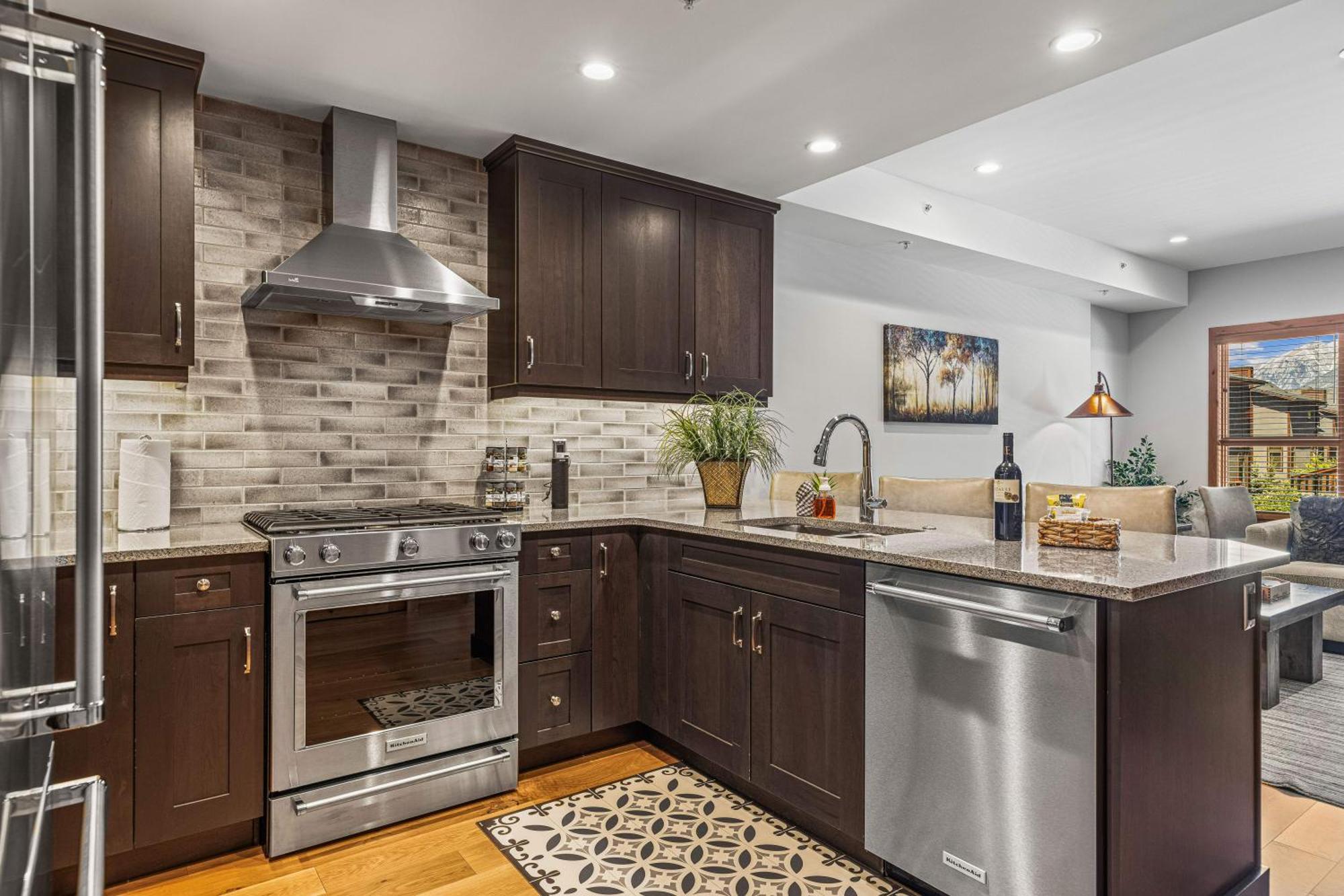 Spring Creek Luxury King One Bedroom At White Spruce Lodge Canmore Esterno foto