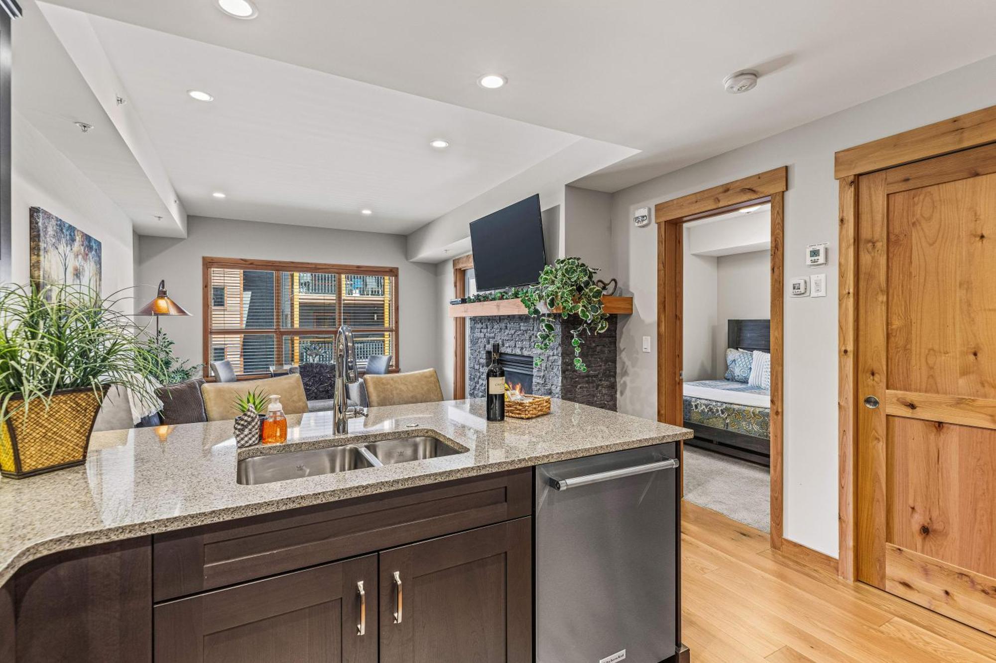 Spring Creek Luxury King One Bedroom At White Spruce Lodge Canmore Esterno foto