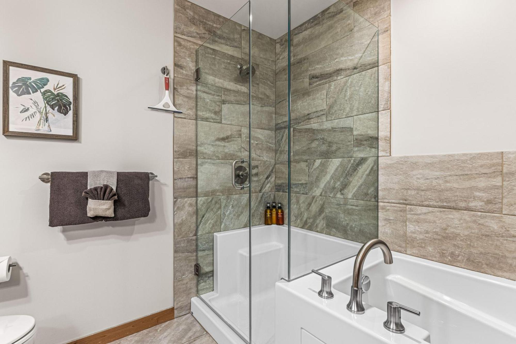 Spring Creek Luxury King One Bedroom At White Spruce Lodge Canmore Esterno foto