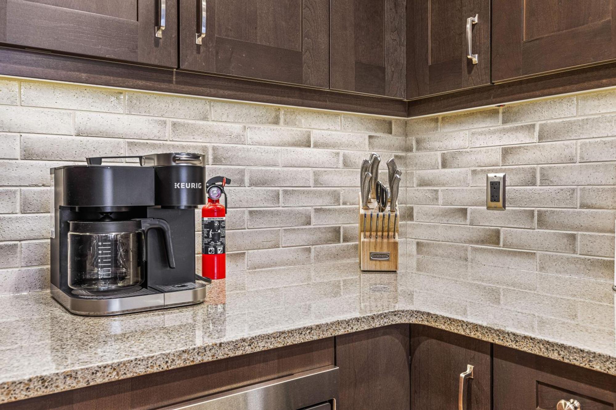 Spring Creek Luxury King One Bedroom At White Spruce Lodge Canmore Esterno foto