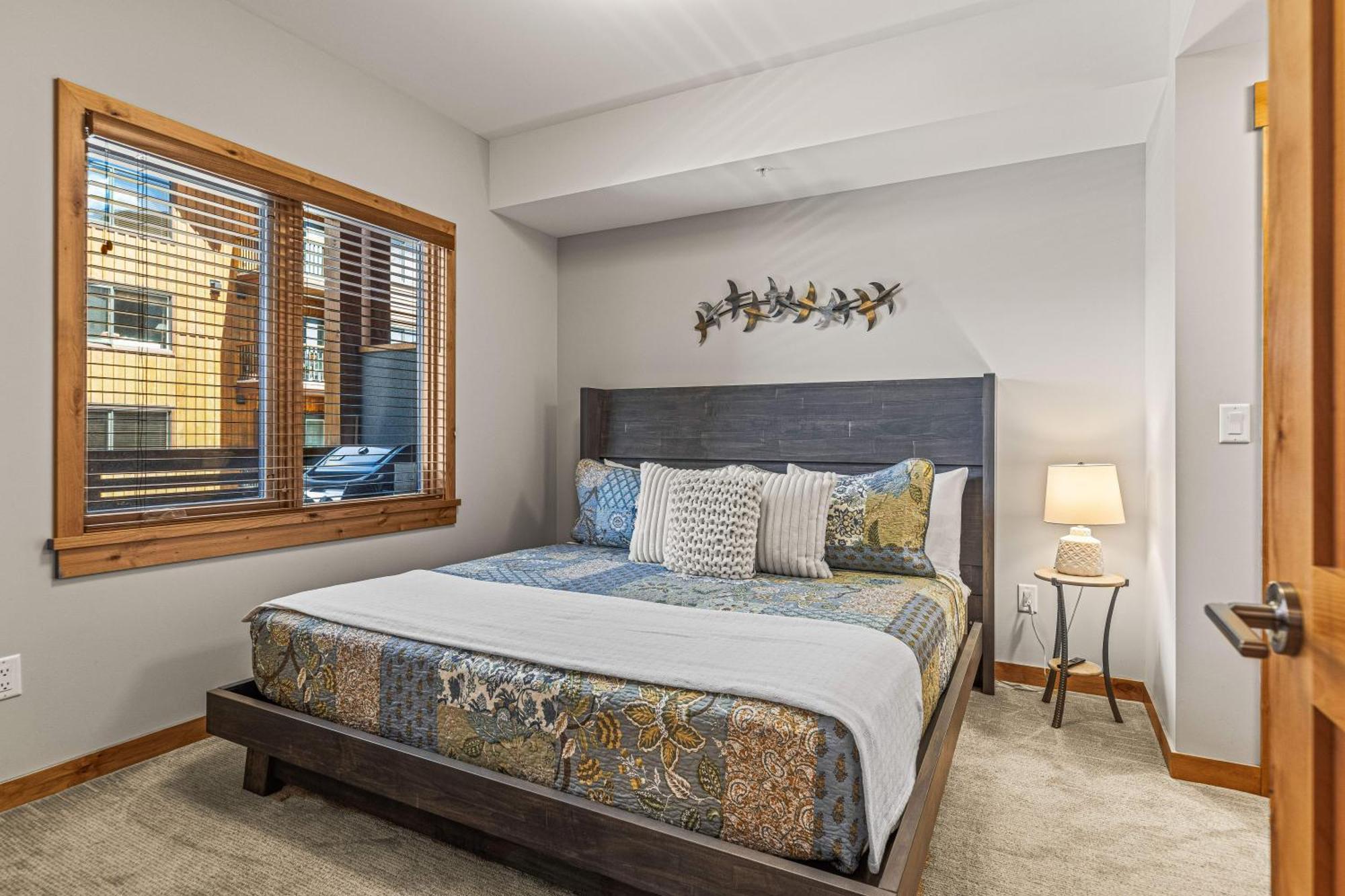 Spring Creek Luxury King One Bedroom At White Spruce Lodge Canmore Esterno foto