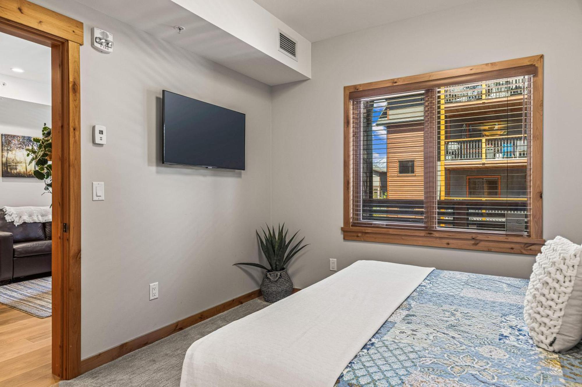 Spring Creek Luxury King One Bedroom At White Spruce Lodge Canmore Esterno foto