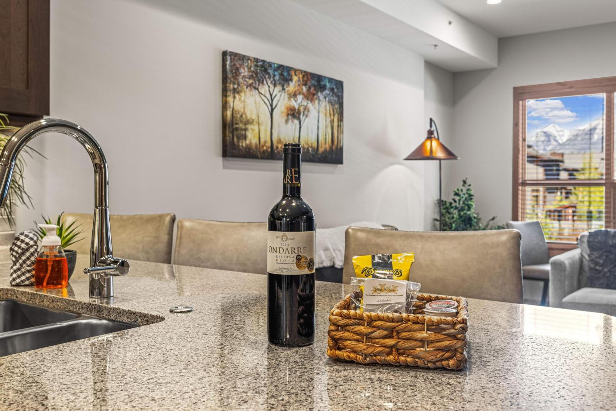 Spring Creek Luxury King One Bedroom At White Spruce Lodge Canmore Esterno foto