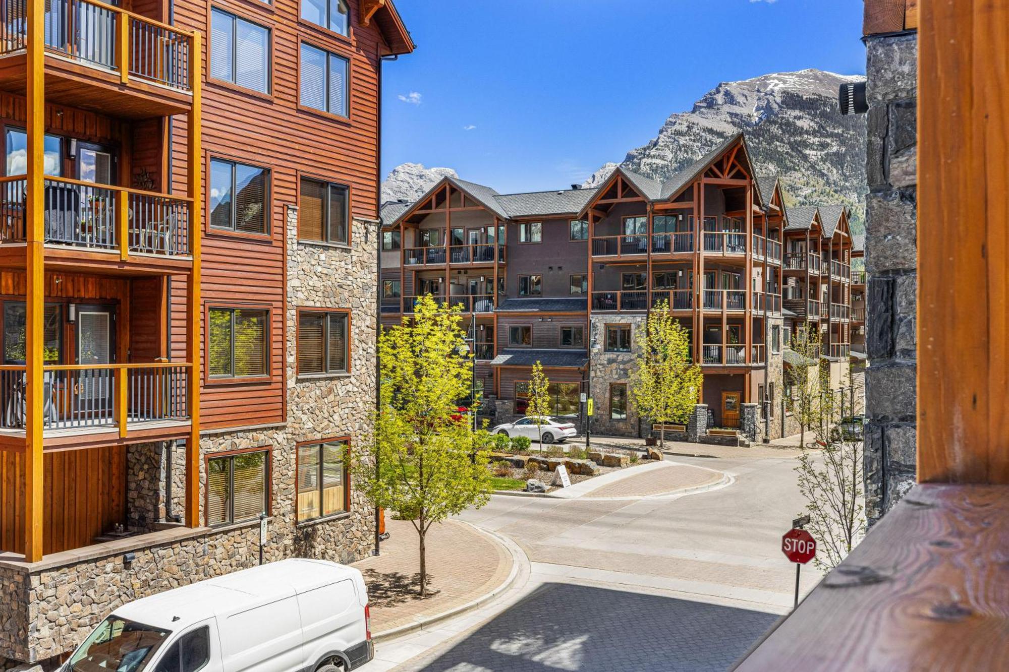 Spring Creek Luxury King One Bedroom At White Spruce Lodge Canmore Esterno foto