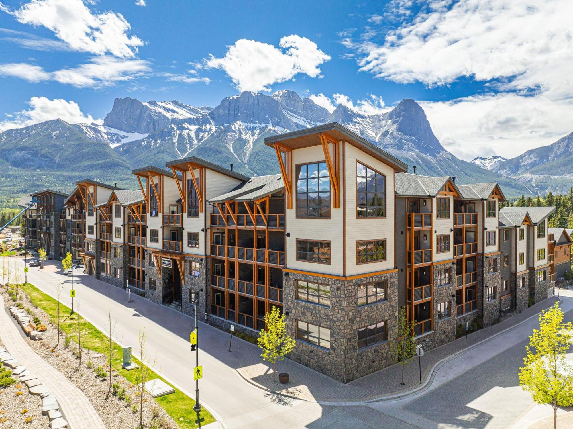 Spring Creek Luxury King One Bedroom At White Spruce Lodge Canmore Esterno foto